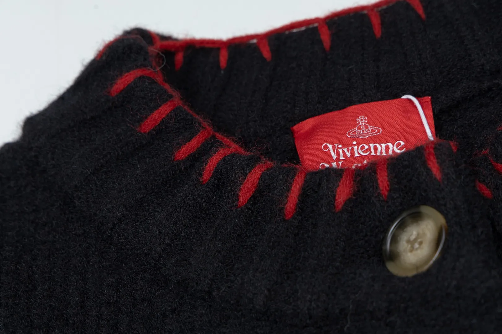 VIVI 163 #Explosive Style Coming vivienne west wood 2025 Christmas🎄Limited Scarf Cardigan Top Original Restored ✅The Top Version on the Internet Popular Style Available in All Grades of Quality The Whole Clothes weighs Three Kilograms Supports Weighing Not Free of Charge Differentiates Products on the Market with Thin and Paper-like Pictures My Home Must Be a Ceiling There Are Too Many People Following the Trend Look at the Quality Before Comparing Prices 30% Wool Thick Needle Top Version Customized Original Open-Mold Horn Button All details are restored. The scarf neckline and hem cannot be made by machine. All red threads are sewn by hand. Every stitch is the cost. Size: 1 yard, 2 yards, 3 yards. Color: apricot, black